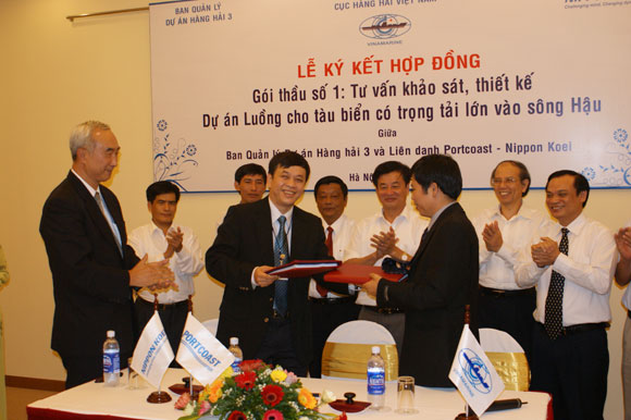 The contract signning ceremony for Package 1 - Improvement project of Navigation channel to the Bassac river 