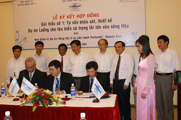 The contract signning ceremony for Package 1 - Improvement project of Navigation channel to the Bassac river 