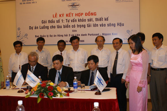 The contract signning ceremony for Package 1 - Improvement project of Navigation channel to the Bassac river 
