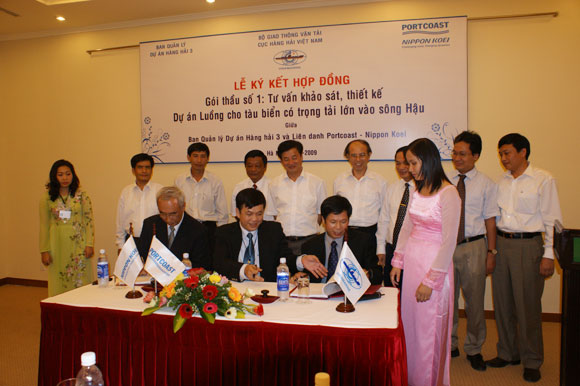 The contract signning ceremony for Package 1 - Improvement project of Navigation channel to the Bassac river 