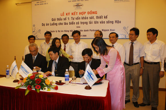 The contract signning ceremony for Package 1 - Improvement project of Navigation channel to the Bassac river 