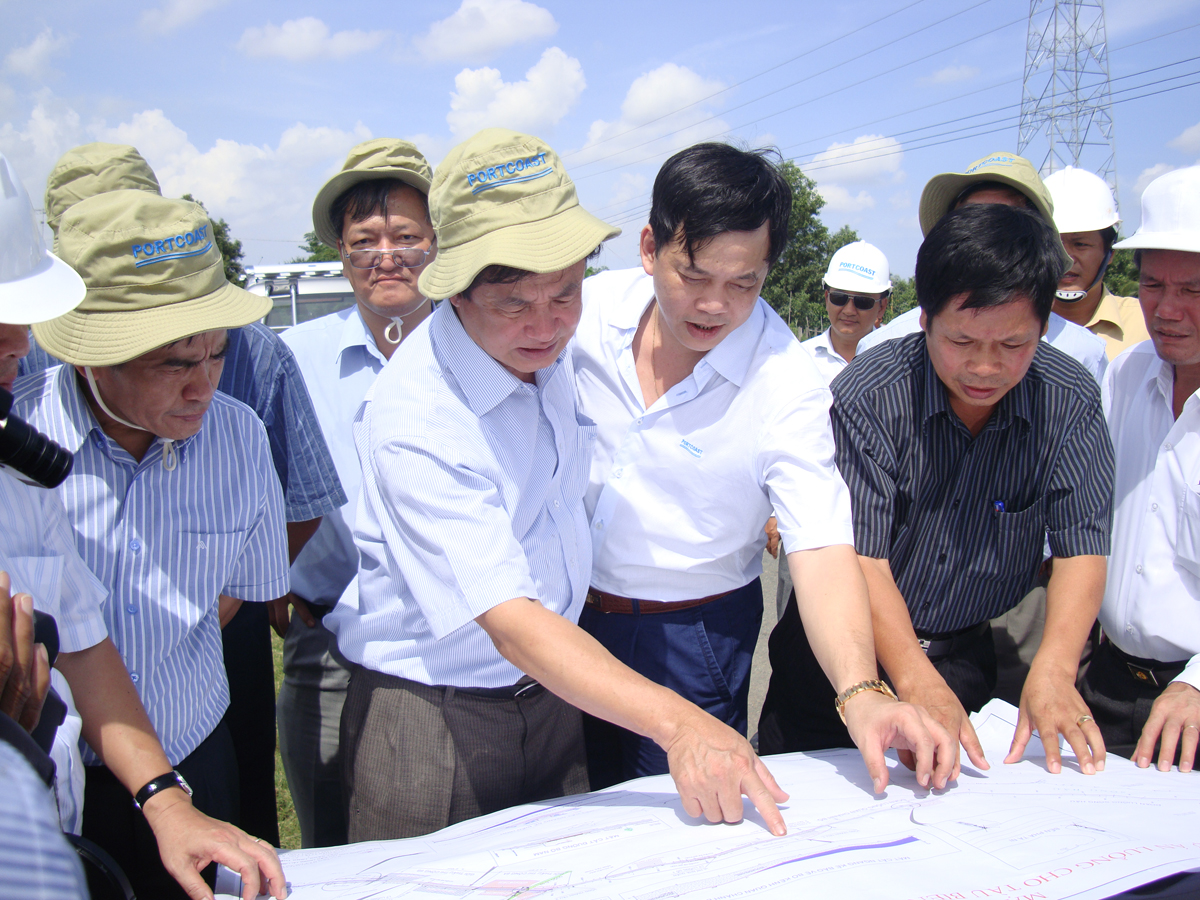 Minister of MOT Ho Nghia Dung, surveyed the channel for large vessels entering the Bassac River 