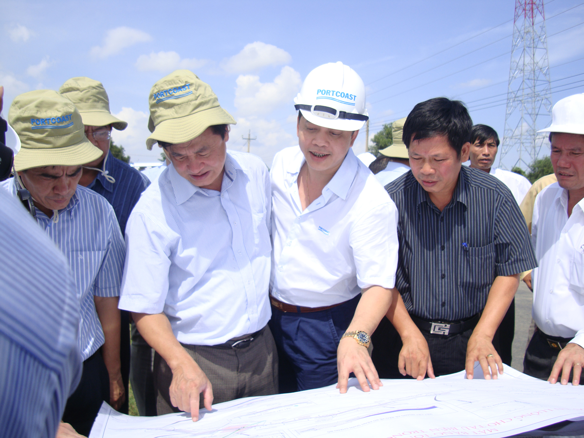 Minister of MOT Ho Nghia Dung, surveyed the channel for large vessels entering the Bassac River 
