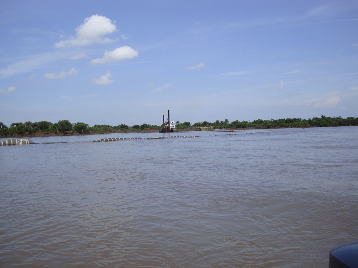 Minister of MOT Ho Nghia Dung, surveyed the channel for large vessels entering the Bassac River 