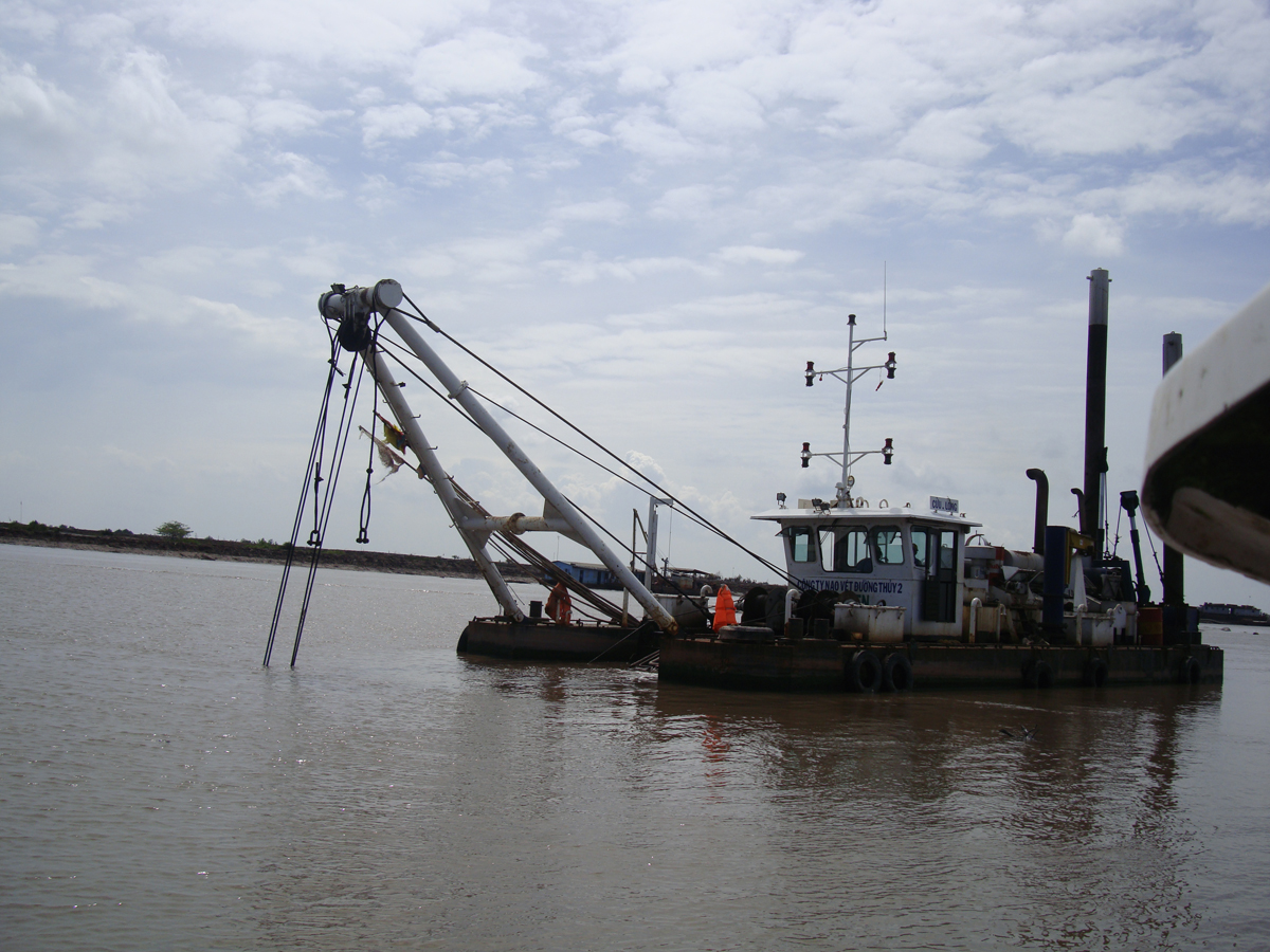 Minister of MOT Ho Nghia Dung, surveyed the channel for large vessels entering the Bassac River 
