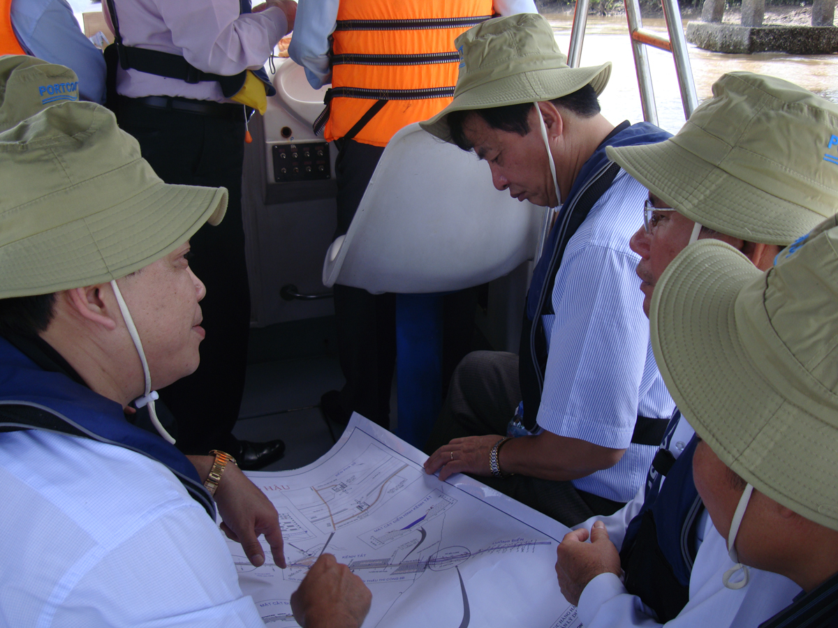 Minister of MOT Ho Nghia Dung, surveyed the channel for large vessels entering the Bassac River 