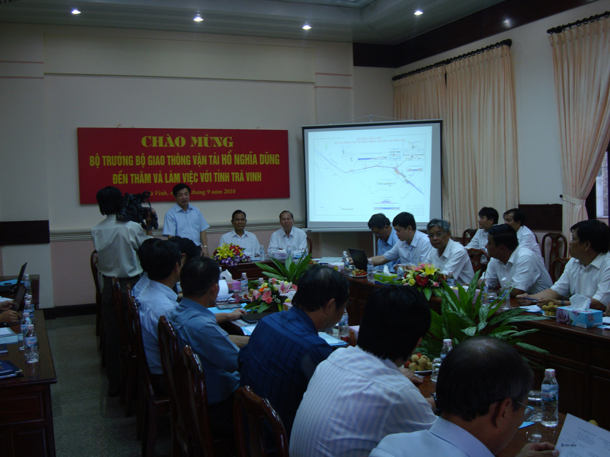 Minister of MOT Ho Nghia Dung, surveyed the channel for large vessels entering the Bassac River 