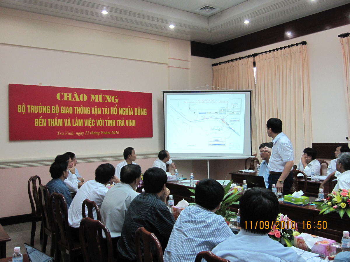 Minister of MOT Ho Nghia Dung, surveyed the channel for large vessels entering the Bassac River 