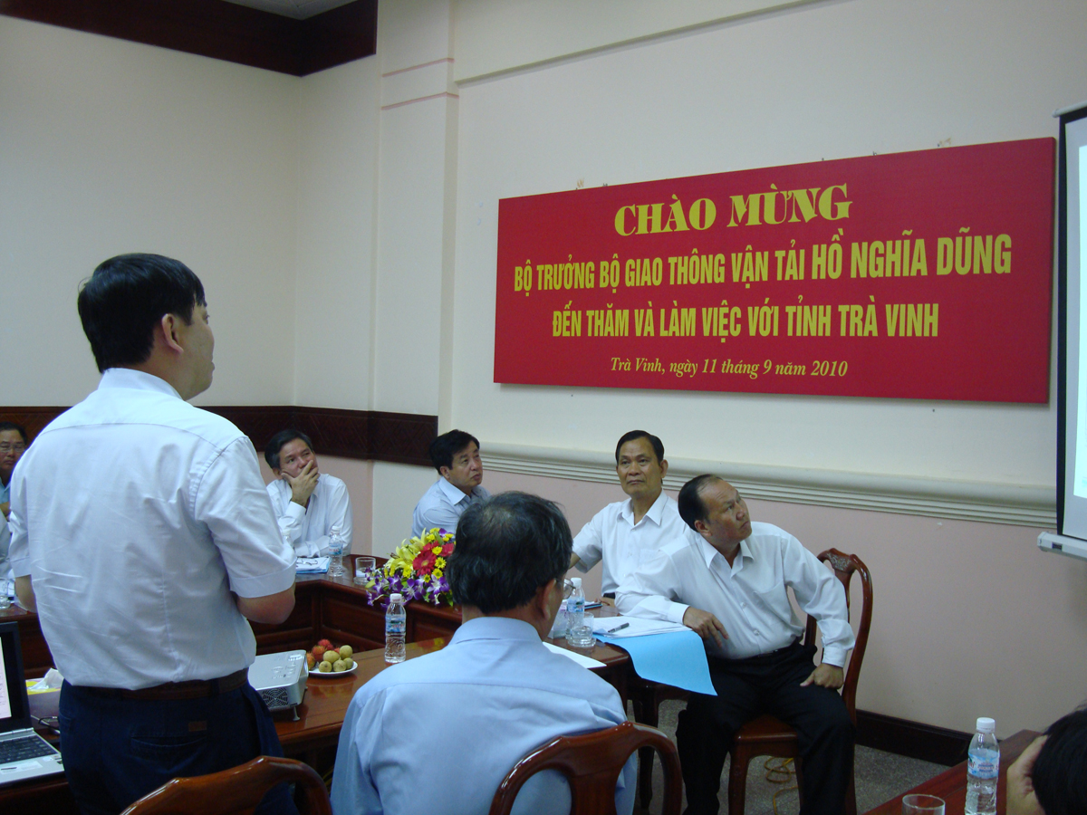 Minister of MOT Ho Nghia Dung, surveyed the channel for large vessels entering the Bassac River 
