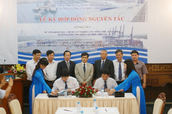 The contract signing ceremony of the compressive study of Cai mep Thi Vai navigational channel project 