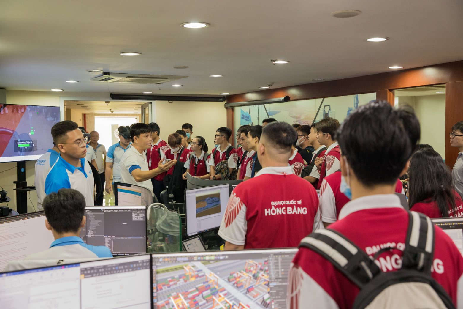 Portcoast welcomes lectures and students from Hong Bang International University to the office