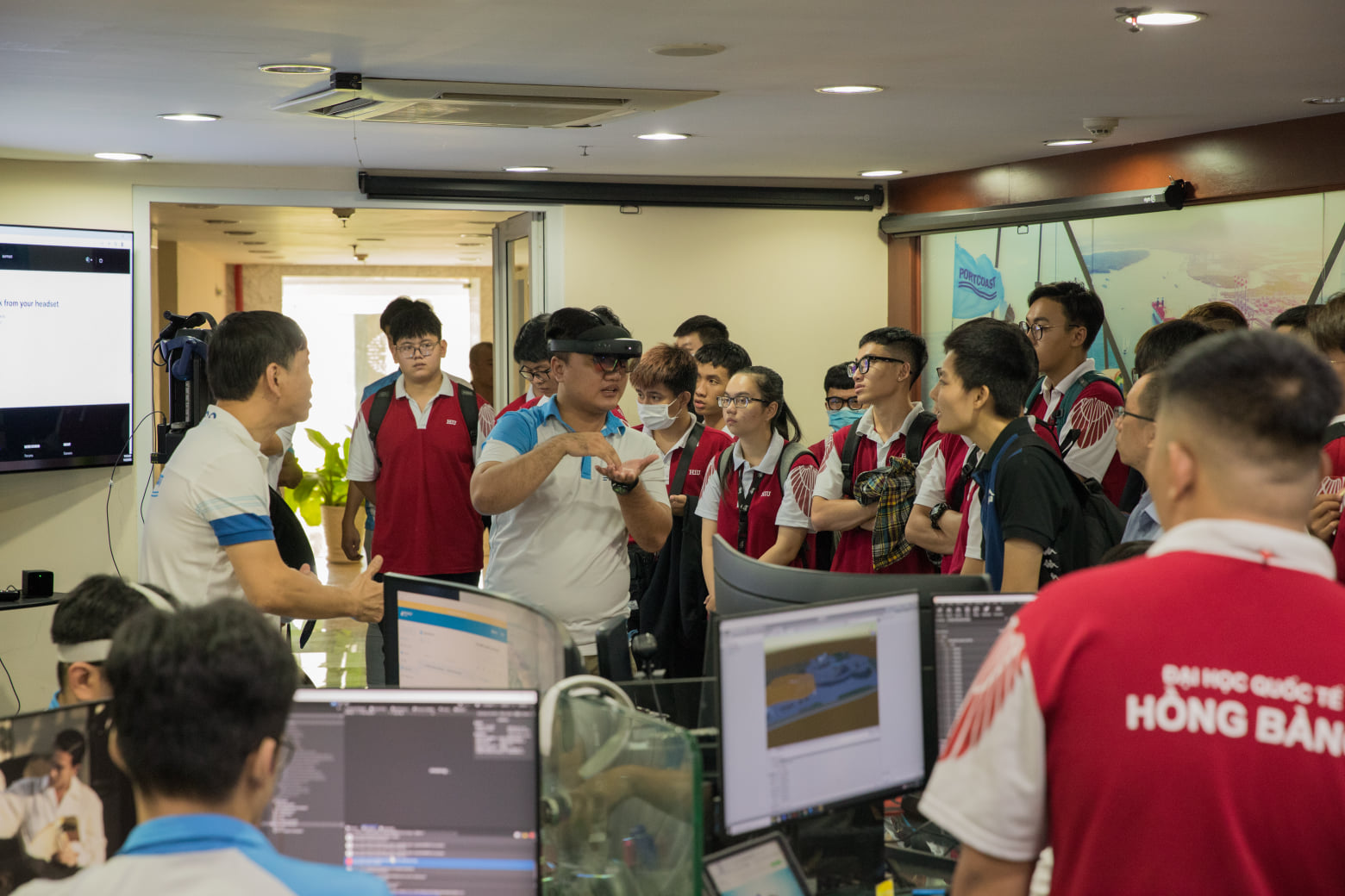Portcoast welcomes lectures and students from Hong Bang International University to the office