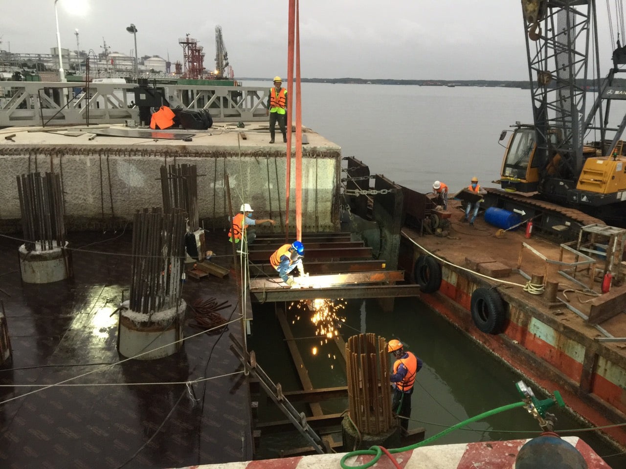 Portcoast conducts the Supervision of the pile driving work