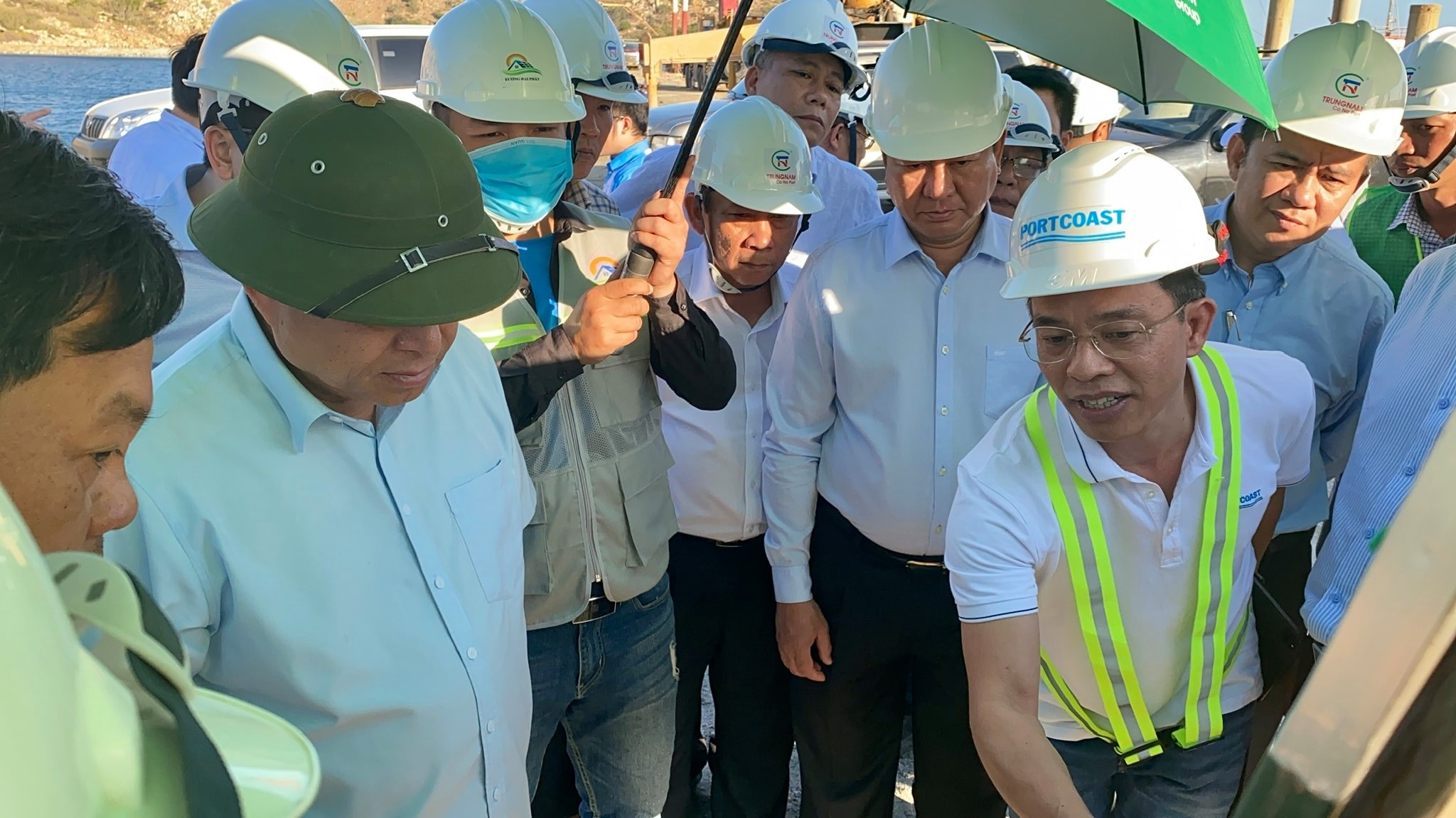 Minister of Planning and Investment Nguyen Chi Dung visited Ca Na General Port