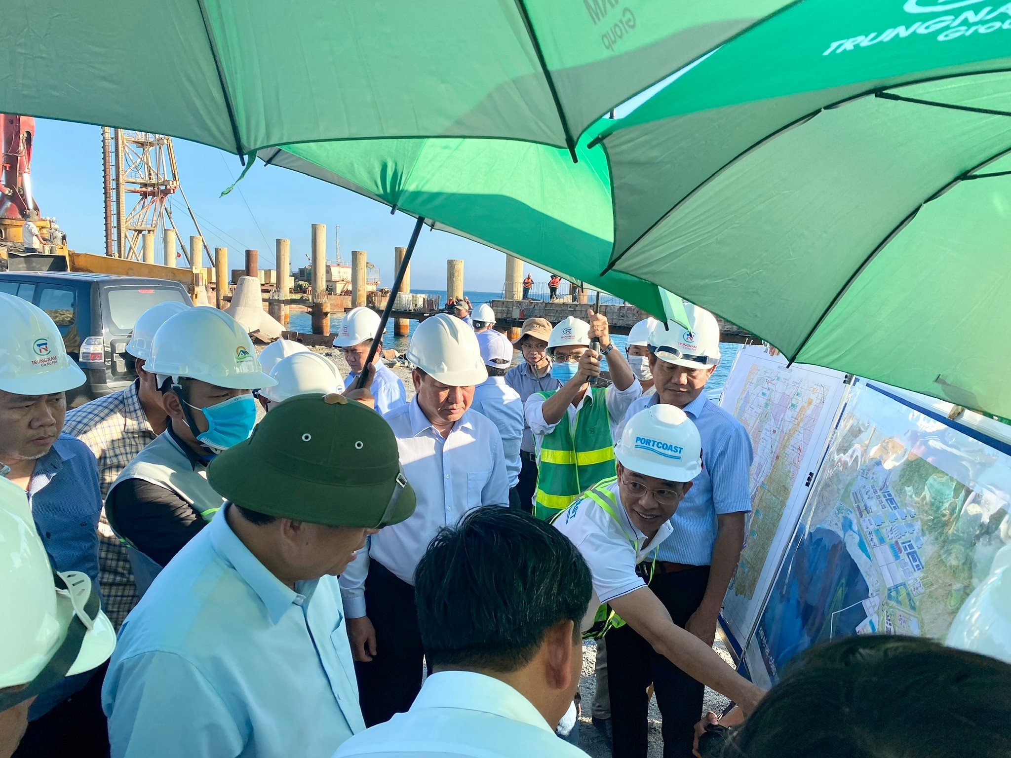 Minister of Planning and Investment Nguyen Chi Dung visited Ca Na General Port