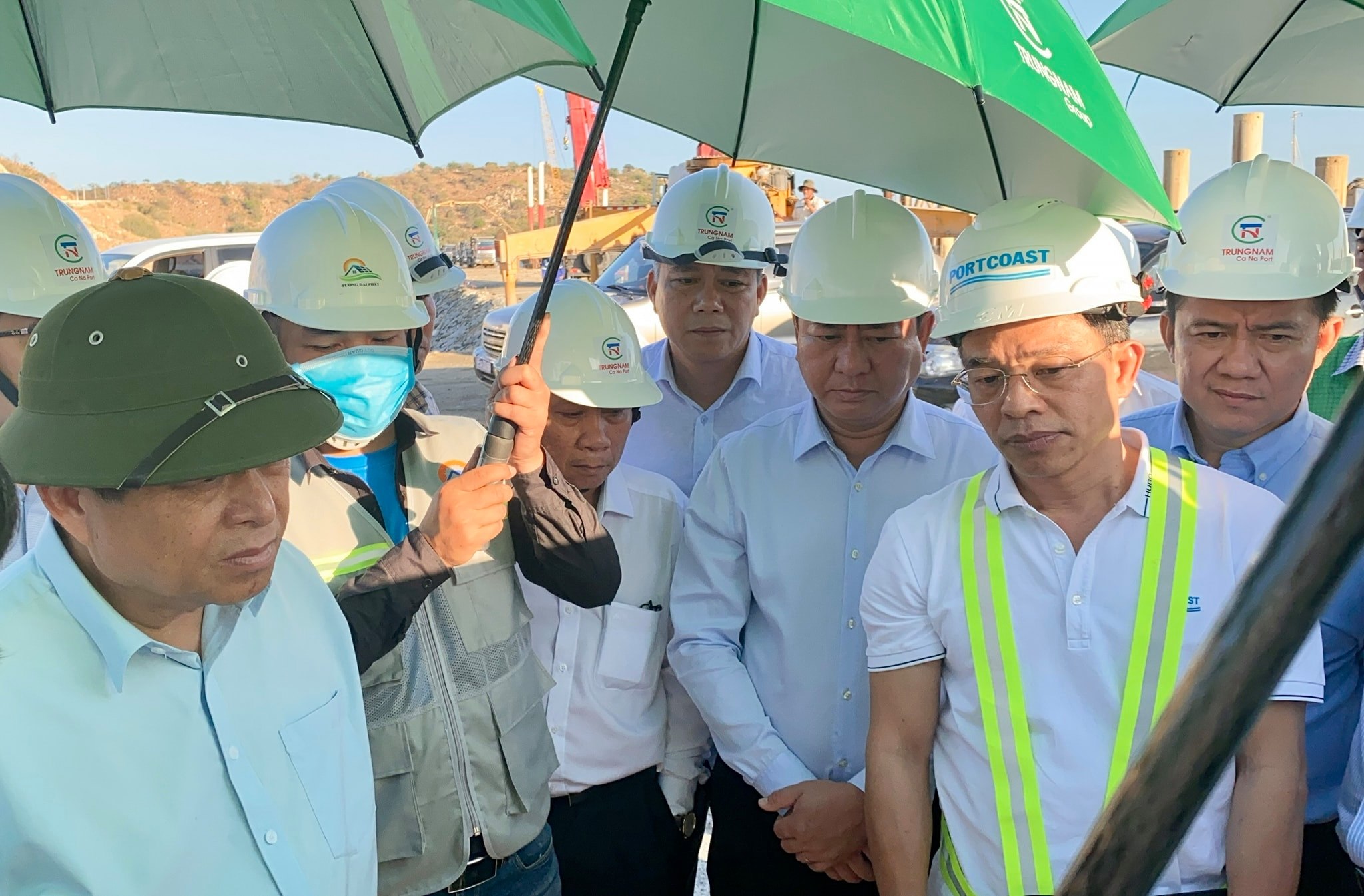 Minister of Planning and Investment Nguyen Chi Dung visited Ca Na General Port