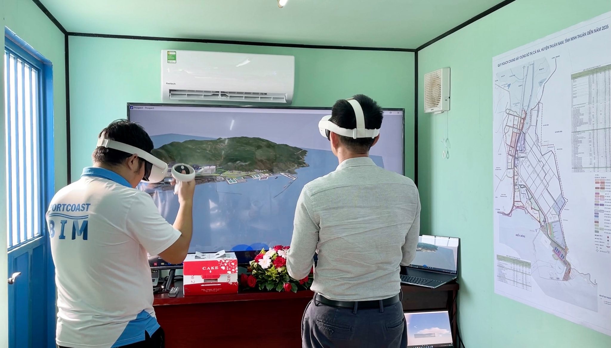 Minister of Planning and Investment Nguyen Chi Dung visited Ca Na General Port