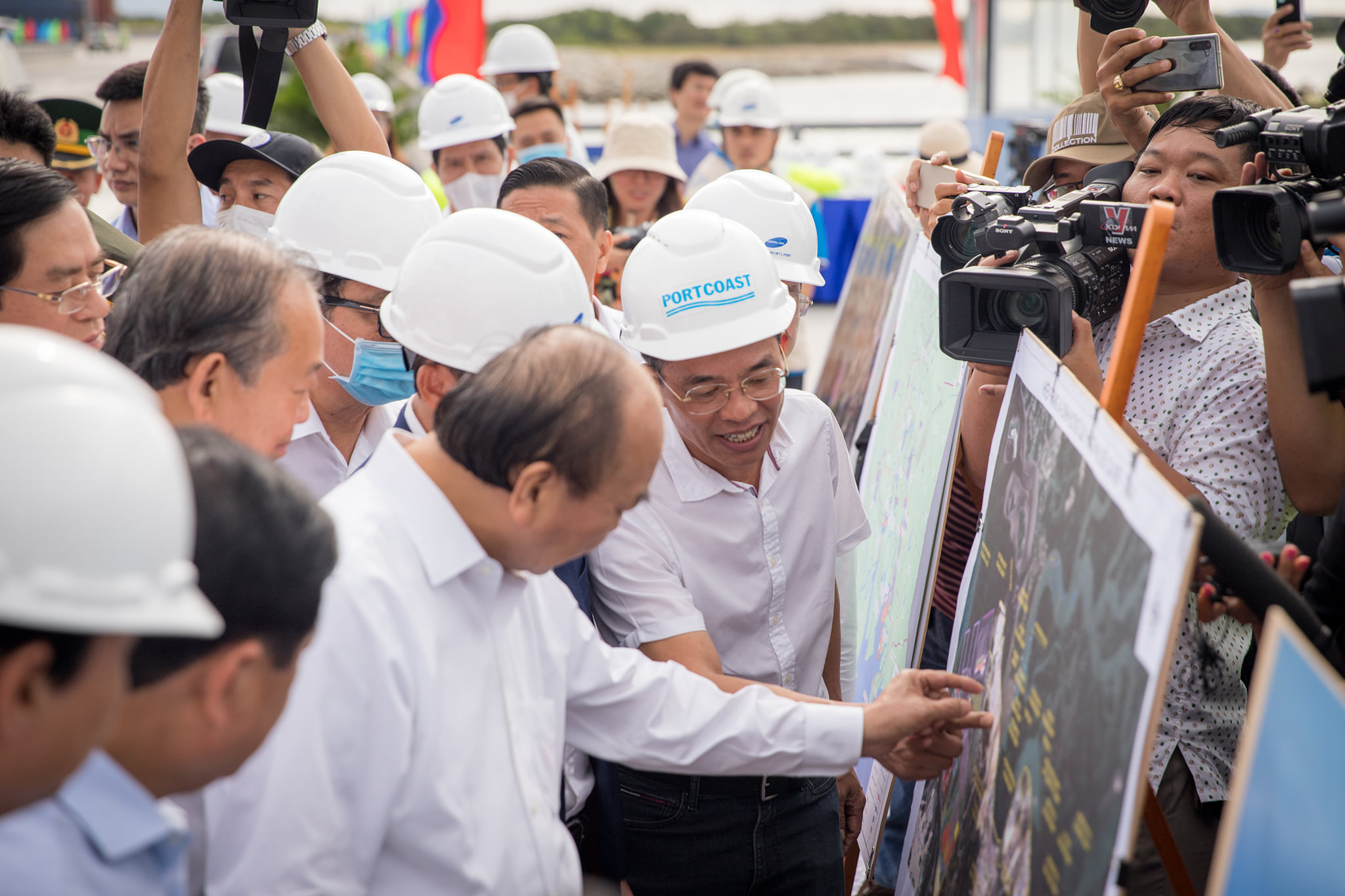 Prime Minister Nguyen Xuan Phuc visited Cai Mep - Thi Vai Port System