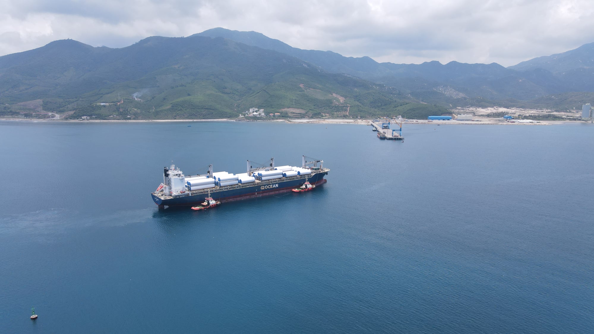 South Van Phong Port welcomes the largest vessel ever to arrive at the port