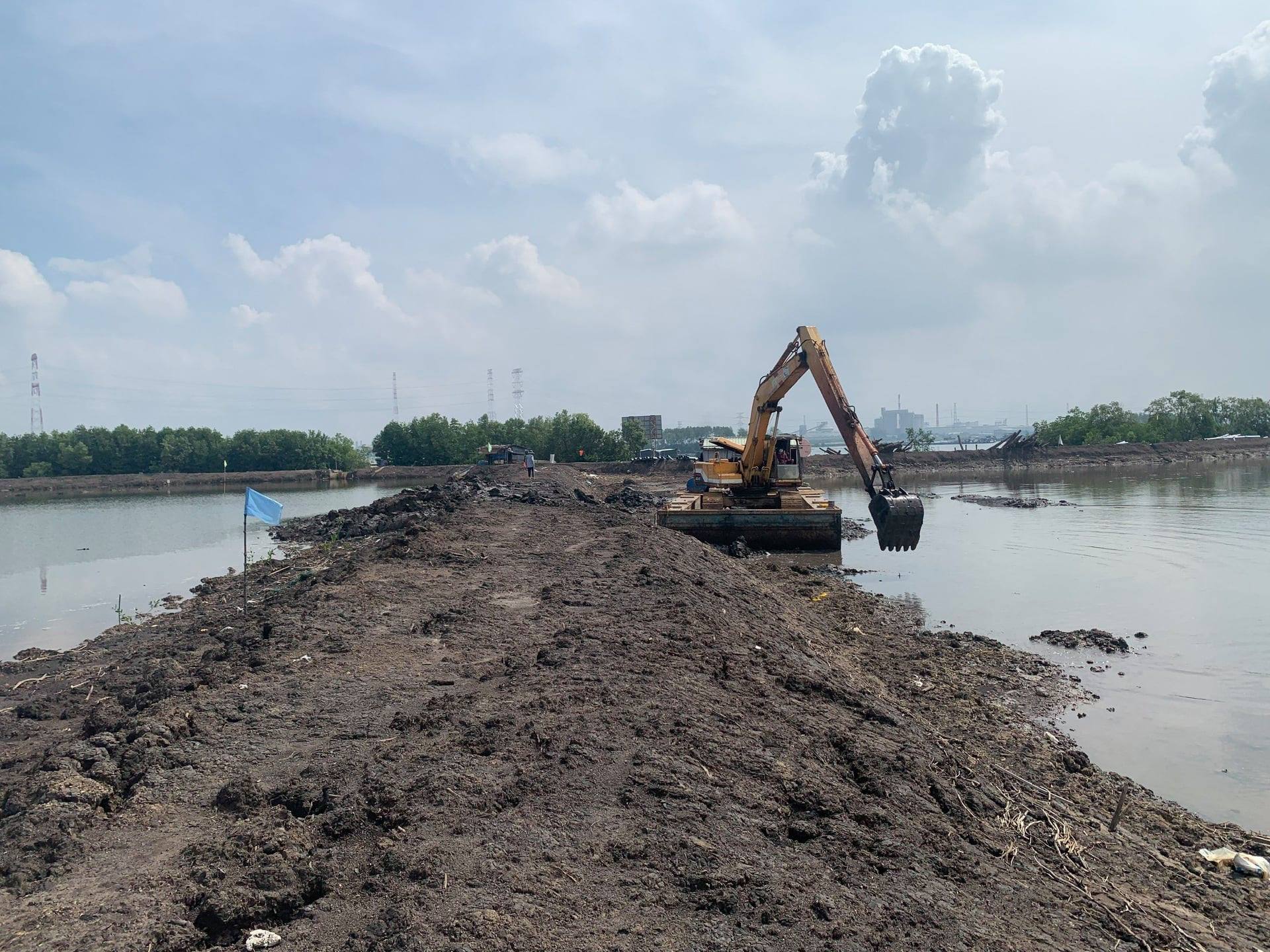 Removing organic layer work of the Sea Star International Seaport