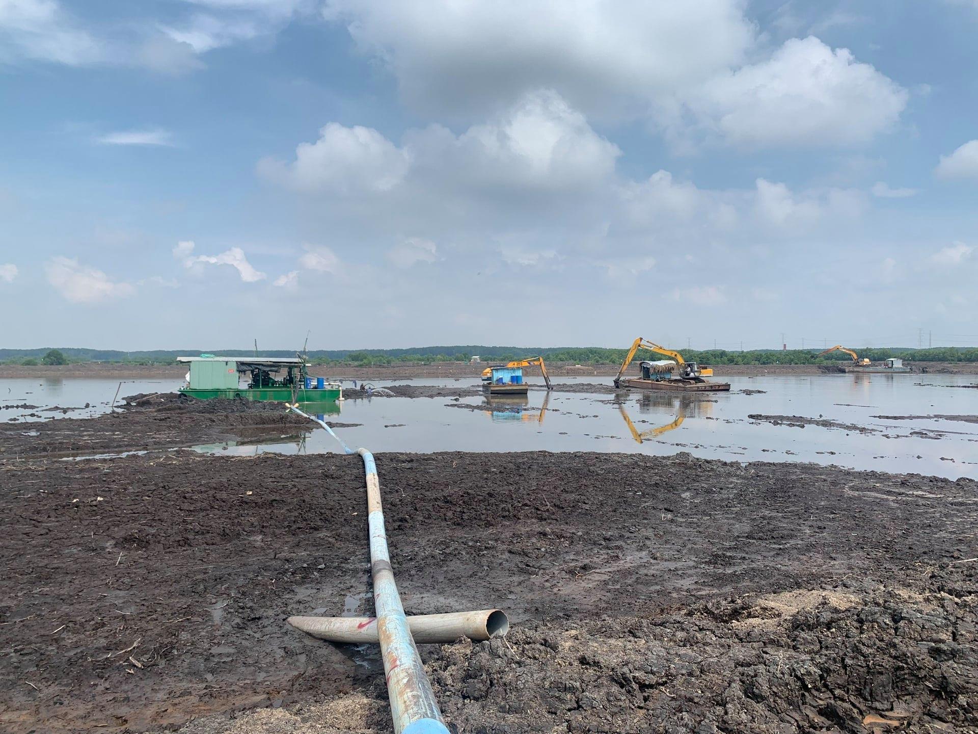 Removing organic layer work of the Sea Star International Seaport