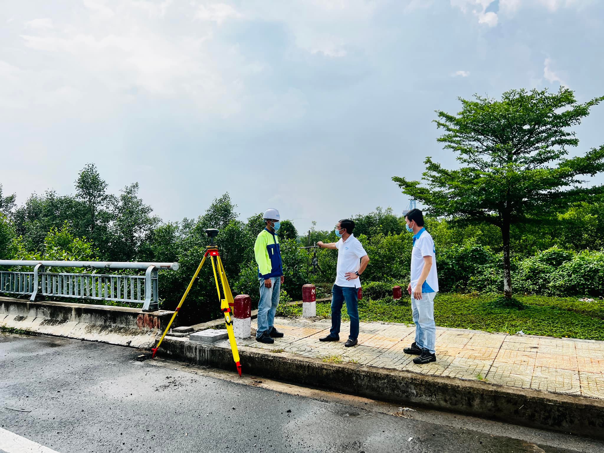 Portcoast's General Director visited and discussed with Portcoast survey team of projects in Cai Mep - Thi Vai area