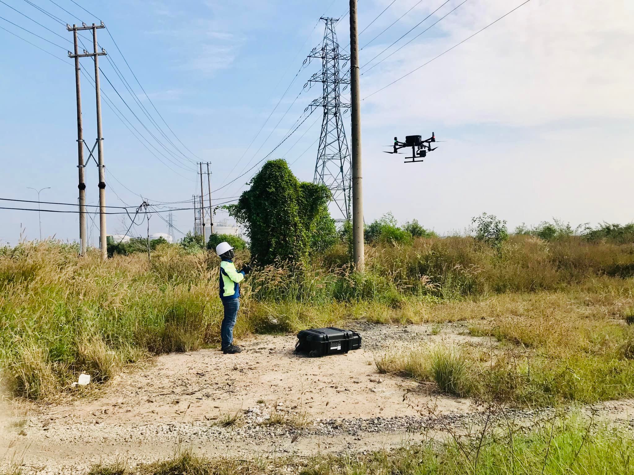 Portcoast's General Director visited and discussed with Portcoast survey team of projects in Cai Mep - Thi Vai area