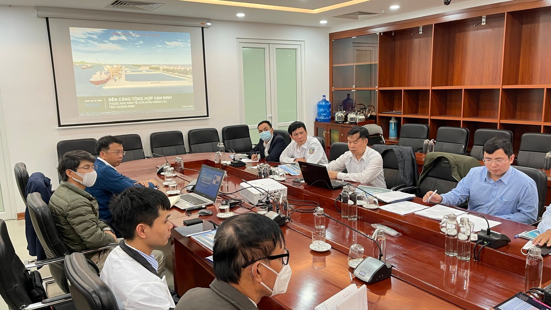 Giving a presentation to Quang Ninh Province Department of Transport on the proposal of the dredging of Van Gia channel