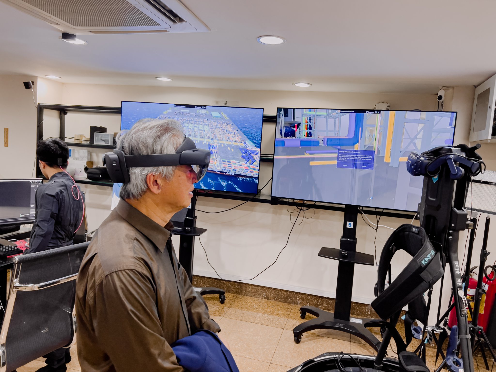 Mr. Ho Nghia Dung - former Minister of Transport, had a visit at the Portcoast BIM Center