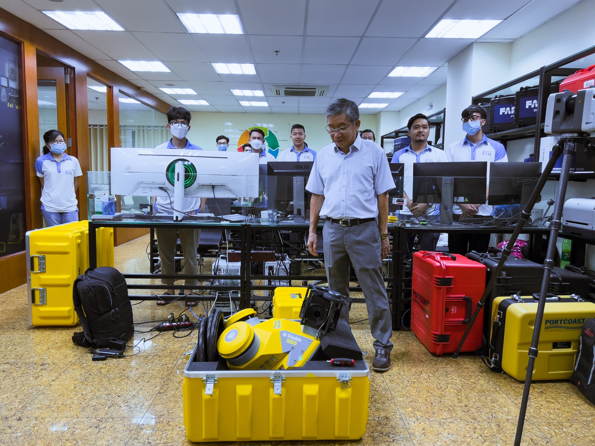 Welcome Mr. Ngo Thinh Duc, former Deputy Minister of Transport and Chairman of Vietnam Bridge and Road Association to Portcoast Building