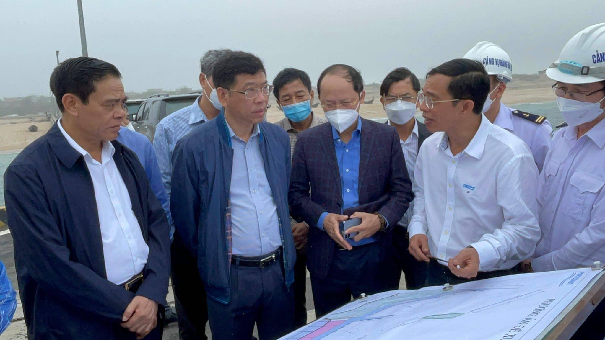 Portcoast escorts the Ministry of Transport and the People's Committee of Ha Tinh for site visits and reported the Planning of Seaport's Land and Water