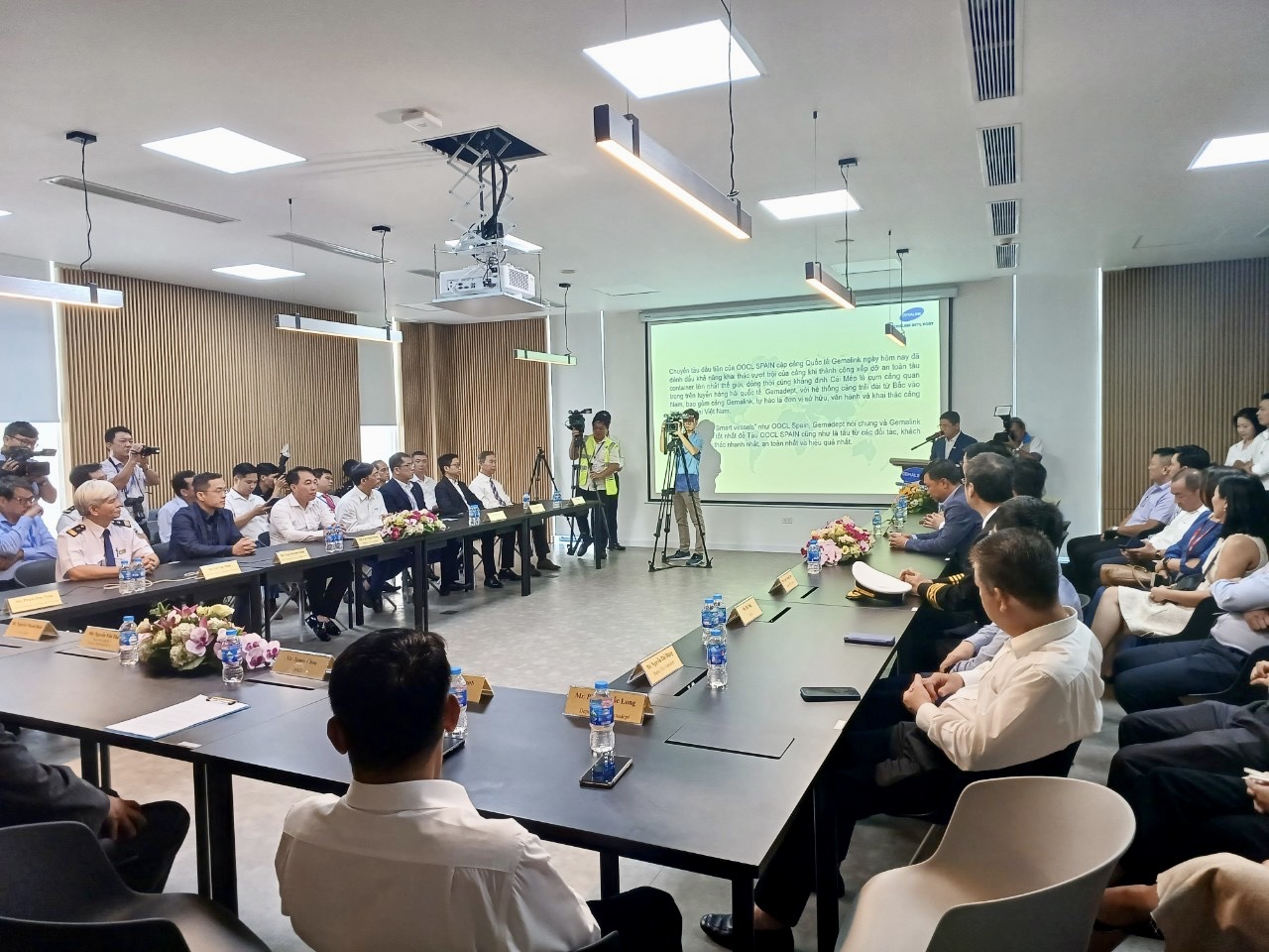 Gemalink International Port for successfully accommodating the 232,494 DWT mega container vessel OOCL SPAIN