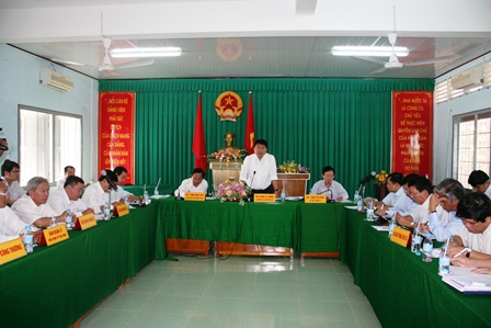 The Minister accompanies in the survey of the flow of large ships on the Hau River