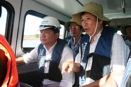The Minister accompanies in the survey of the flow of large ships on the Hau River