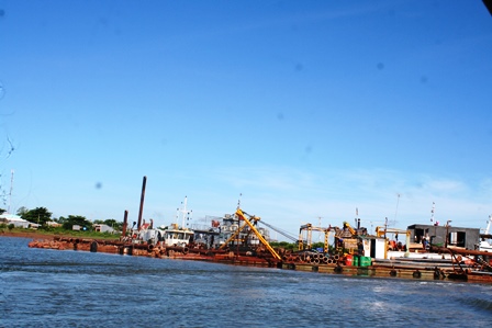 The Minister accompanies in the survey of the flow of large ships on the Hau River