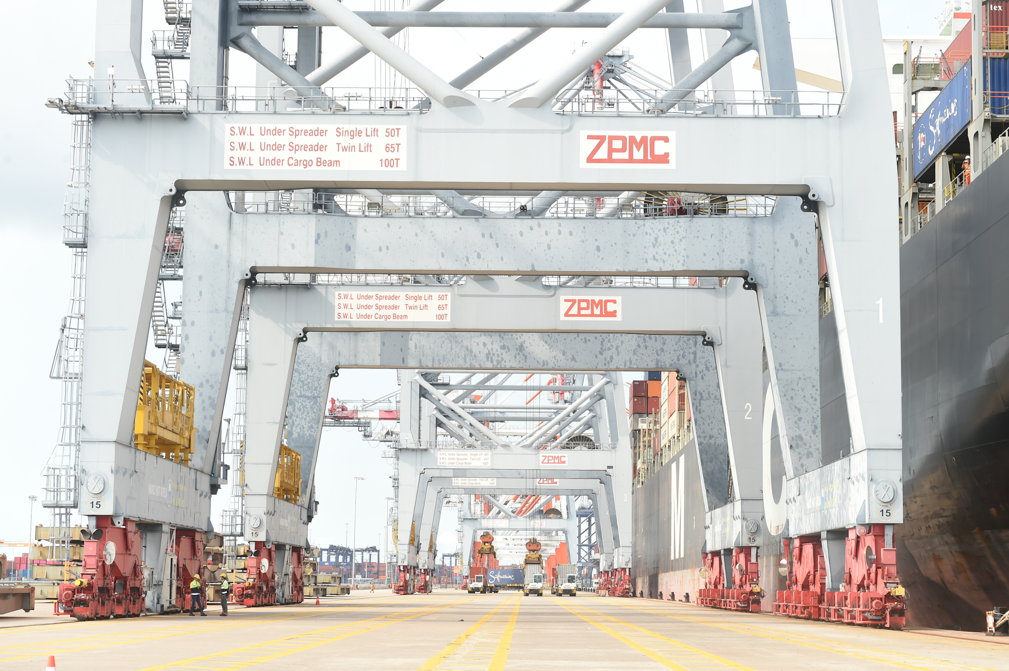 Prime Minister Nguyen Xuan Phuc inspects the "southern trade gateway"