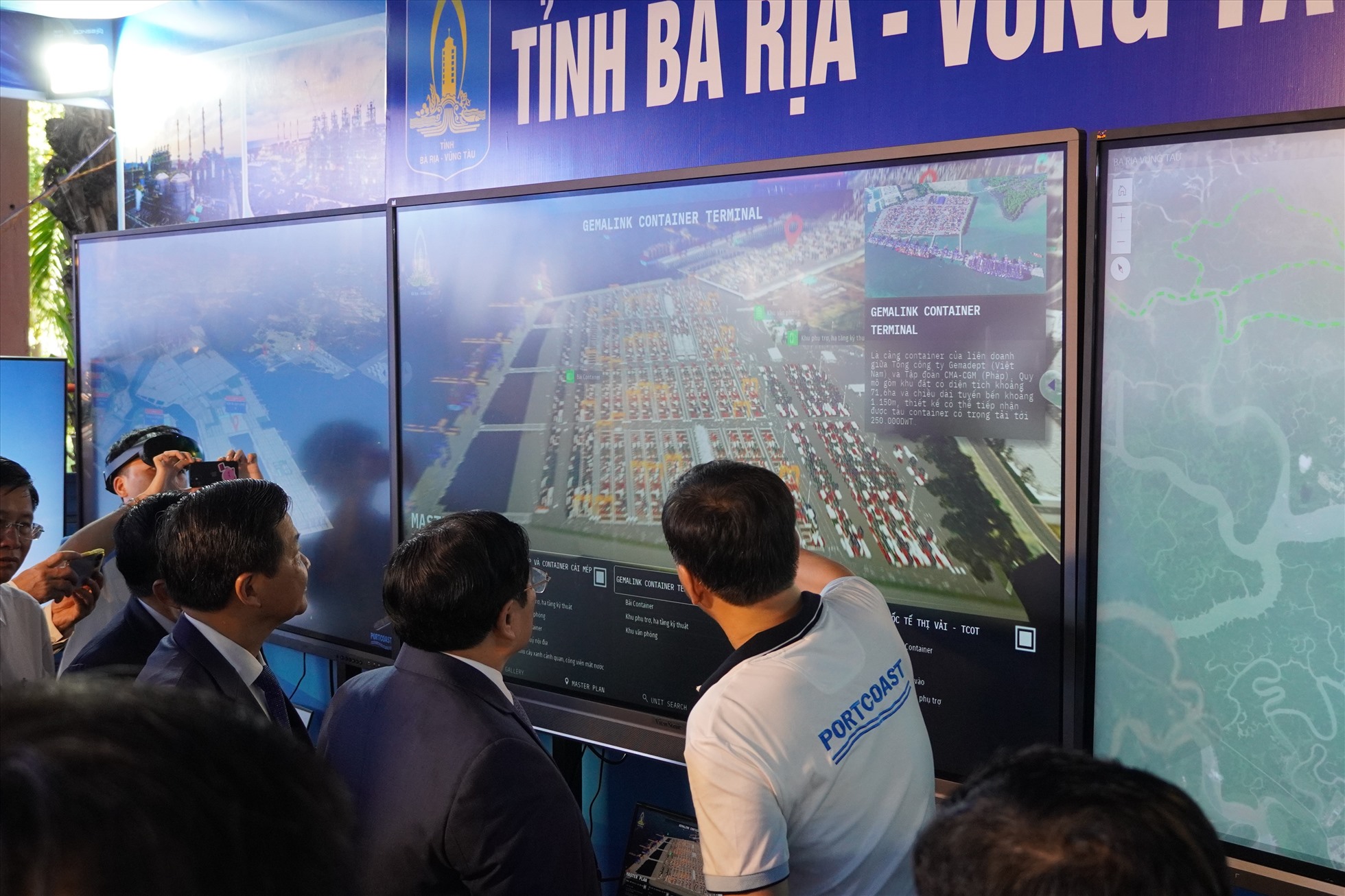 Prime Minister presides over conference on developing Southeast region