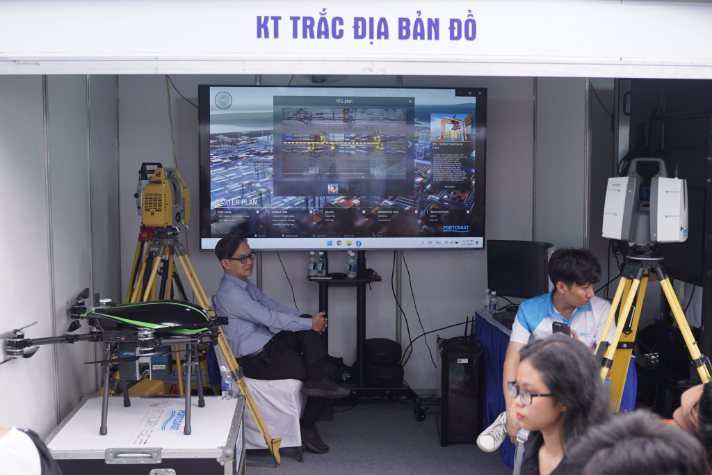 Hội chợ "Hướng nghiệp và Phát triển Con đường Sự nghiệp trong Ngành Xây dựng", tổ chức bởi Khoa Kỹ thuật Xây dựng phối hợp cùng Công ty Tư vấn Portcoast và các công ty khác vào ngày 13 tháng 1 năm 2024, đã cung cấp nhiều thông tin hữu ích cho sinh viên của Khoa Kỹ thuật Xây dựng