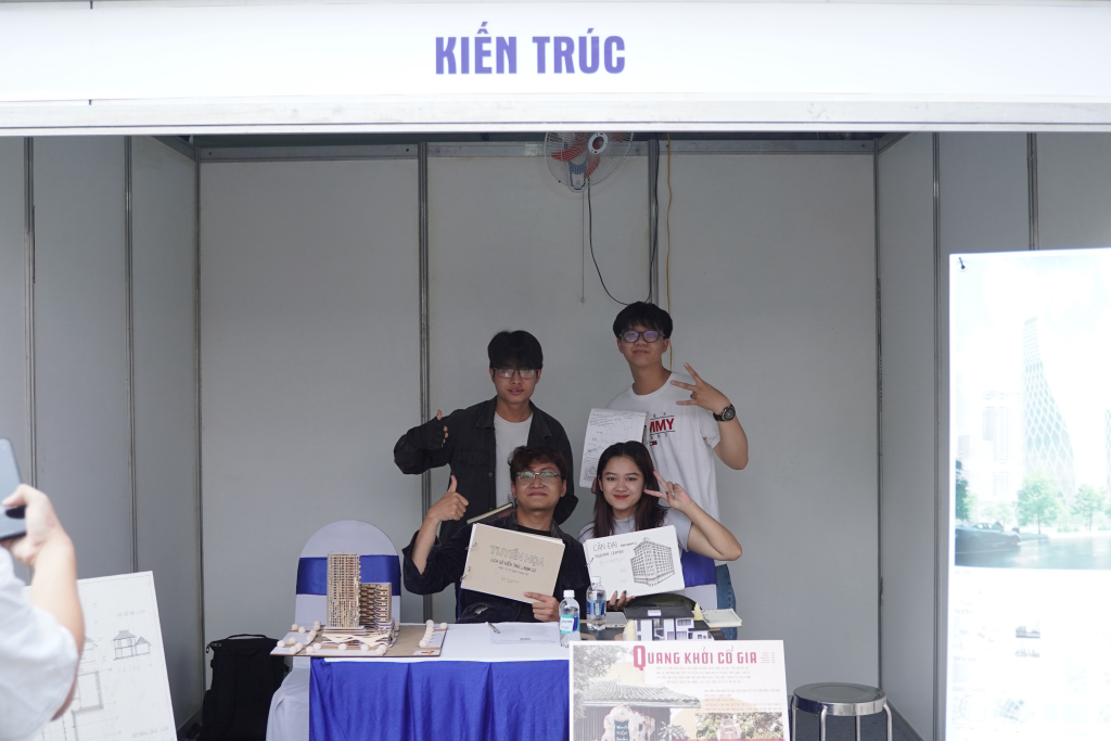 Hội chợ "Hướng nghiệp và Phát triển Con đường Sự nghiệp trong Ngành Xây dựng", tổ chức bởi Khoa Kỹ thuật Xây dựng phối hợp cùng Công ty Tư vấn Portcoast và các công ty khác vào ngày 13 tháng 1 năm 2024, đã cung cấp nhiều thông tin hữu ích cho sinh viên của Khoa Kỹ thuật Xây dựng