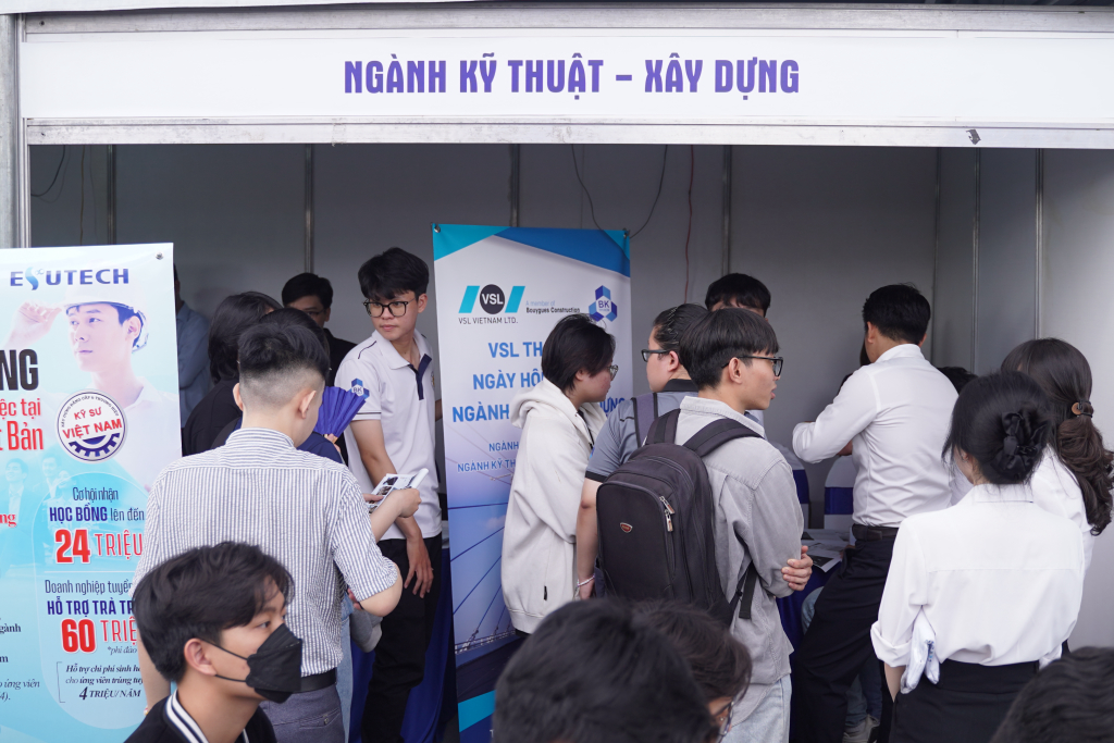 Hội chợ "Hướng nghiệp và Phát triển Con đường Sự nghiệp trong Ngành Xây dựng", tổ chức bởi Khoa Kỹ thuật Xây dựng phối hợp cùng Công ty Tư vấn Portcoast và các công ty khác vào ngày 13 tháng 1 năm 2024, đã cung cấp nhiều thông tin hữu ích cho sinh viên của Khoa Kỹ thuật Xây dựng