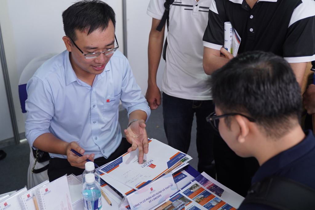 Hội chợ "Hướng nghiệp và Phát triển Con đường Sự nghiệp trong Ngành Xây dựng", tổ chức bởi Khoa Kỹ thuật Xây dựng phối hợp cùng Công ty Tư vấn Portcoast và các công ty khác vào ngày 13 tháng 1 năm 2024, đã cung cấp nhiều thông tin hữu ích cho sinh viên của Khoa Kỹ thuật Xây dựng