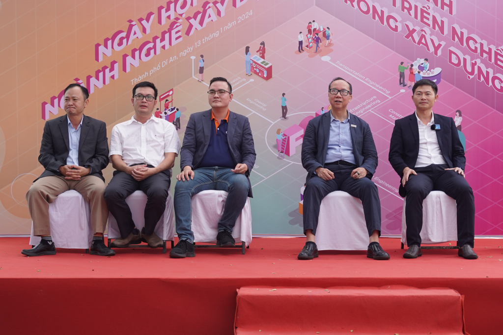 Hội chợ "Hướng nghiệp và Phát triển Con đường Sự nghiệp trong Ngành Xây dựng", tổ chức bởi Khoa Kỹ thuật Xây dựng phối hợp cùng Công ty Tư vấn Portcoast và các công ty khác vào ngày 13 tháng 1 năm 2024, đã cung cấp nhiều thông tin hữu ích cho sinh viên của Khoa Kỹ thuật Xây dựng