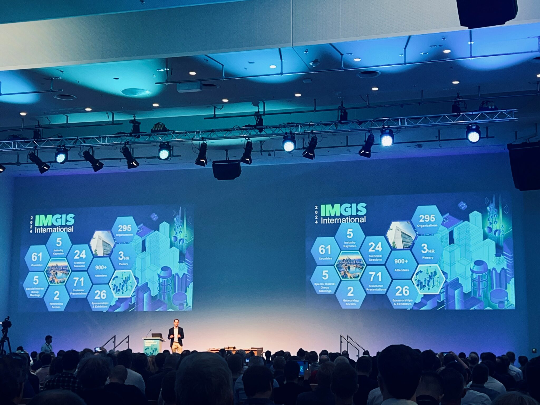 Hội nghị Quốc tế Esri IMGIS 2024 tại Frankfurt, Đức, đã trình bày những tiến bộ vượt bậc trong quản lý cơ sở hạ tầng và Hệ thống Thông tin Địa lý (GIS). Một trong những điểm nhấn là bài trình bày của Portcoast. Portcoast đã chia sẻ một nghiên cứu điển hình chi tiết về việc sử dụng GIS trong việc tối ưu hóa các dự án phát triển đô thị. Họ đã chứng minh cách tích hợp GIS với công nghệ game engine và thiết bị IoT để nâng cao khả năng lập kế hoạch, triển khai và ra quyết định theo thời gian thực